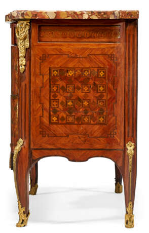 A LATE LOUIS XV ORMOLU-MOUNTED KINGWOOD, TULIPWOOD, AMARANTH AND PARQUETRY COMMODE - Foto 3