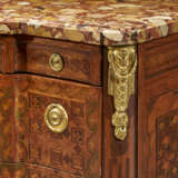 A LATE LOUIS XV ORMOLU-MOUNTED KINGWOOD, TULIPWOOD, AMARANTH AND PARQUETRY COMMODE - Foto 7