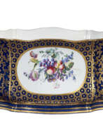 Usine de porcelaine Sèvres. A SEVRES PORCELAIN &#39;BLEU LAPIS&#39; FLOWER VASE (CUVETTE A FLEURS &#39;ROUSSEL&#39;)
