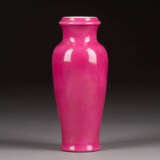 KLEINE MAGENTAFARBENE VASE - photo 1