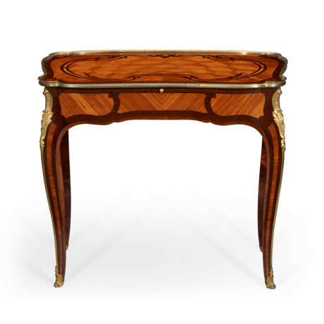 A LOUIS XV ORMOLU-MOUNTED TULIPWOOD, BOIS SATINE AND AMARANTH MARQUETRY TABLE A ECRIRE - Foto 1