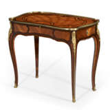 A LOUIS XV ORMOLU-MOUNTED TULIPWOOD, BOIS SATINE AND AMARANTH MARQUETRY TABLE A ECRIRE - Foto 4