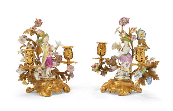 A PAIR OF LOUIS XV ORMOLU-MOUNTED MEISSEN AND FRENCH PORCELAIN TWO-LIGHT CANDELABRA - Foto 1