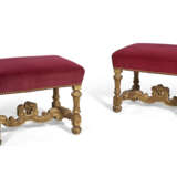 A PAIR OF LOUIS XIV GILTWOOD TABOURETS - фото 1
