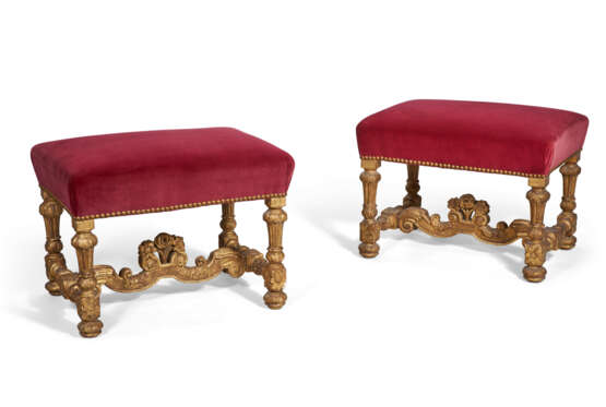 A PAIR OF LOUIS XIV GILTWOOD TABOURETS - Foto 1