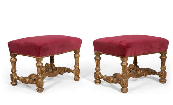 A PAIR OF LOUIS XIV GILTWOOD TABOURETS - фото 2