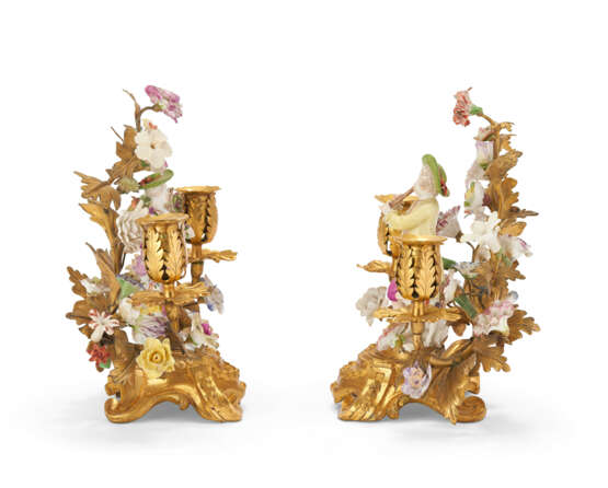A PAIR OF LOUIS XV ORMOLU-MOUNTED MEISSEN AND FRENCH PORCELAIN TWO-LIGHT CANDELABRA - Foto 3