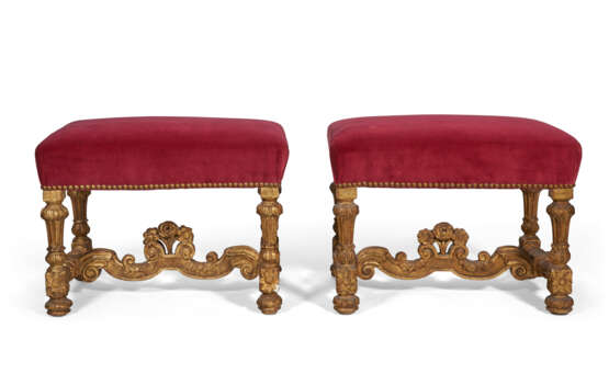 A PAIR OF LOUIS XIV GILTWOOD TABOURETS - фото 3