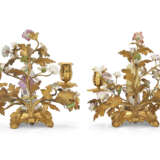 A PAIR OF LOUIS XV ORMOLU-MOUNTED MEISSEN AND FRENCH PORCELAIN TWO-LIGHT CANDELABRA - Foto 4
