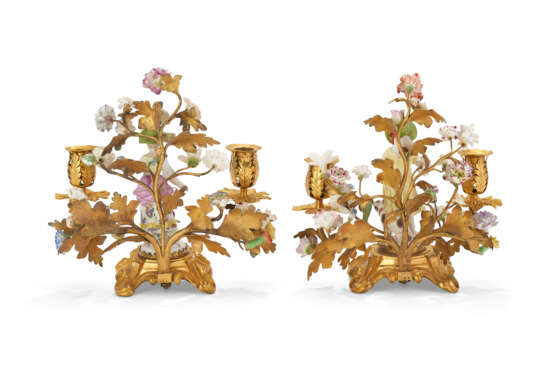 A PAIR OF LOUIS XV ORMOLU-MOUNTED MEISSEN AND FRENCH PORCELAIN TWO-LIGHT CANDELABRA - Foto 4