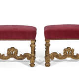 A PAIR OF LOUIS XIV GILTWOOD TABOURETS - фото 4