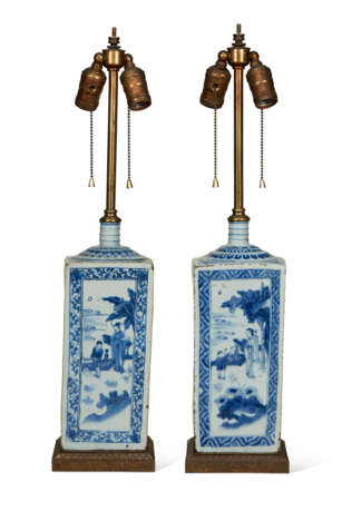 A PAIR OF CHINESE BLUE AND WHITE PORCELAIN BOTTLES, MOUNTED AS LAMPS - Foto 1