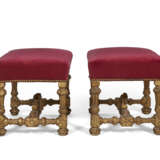 A PAIR OF LOUIS XIV GILTWOOD TABOURETS - Foto 5