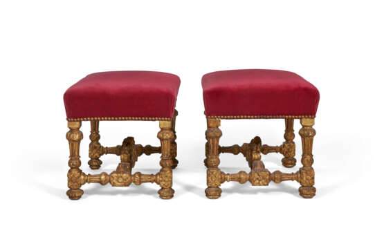 A PAIR OF LOUIS XIV GILTWOOD TABOURETS - Foto 5