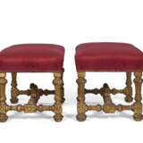 A PAIR OF LOUIS XIV GILTWOOD TABOURETS - Foto 6
