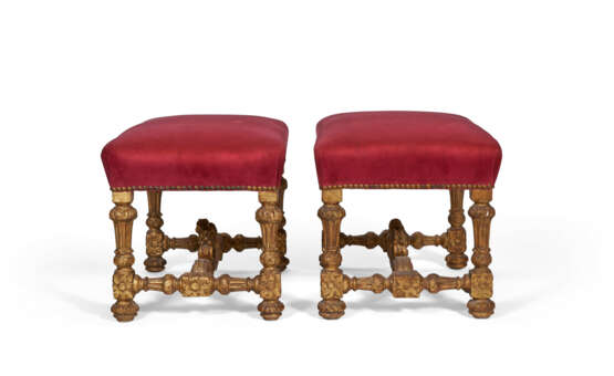 A PAIR OF LOUIS XIV GILTWOOD TABOURETS - фото 6