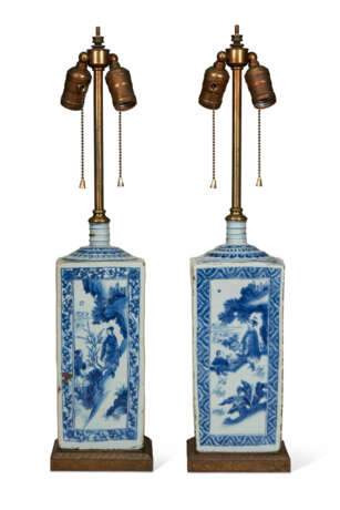 A PAIR OF CHINESE BLUE AND WHITE PORCELAIN BOTTLES, MOUNTED AS LAMPS - Foto 2