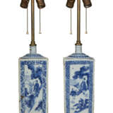 A PAIR OF CHINESE BLUE AND WHITE PORCELAIN BOTTLES, MOUNTED AS LAMPS - фото 2