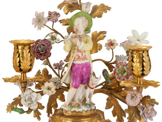 A PAIR OF LOUIS XV ORMOLU-MOUNTED MEISSEN AND FRENCH PORCELAIN TWO-LIGHT CANDELABRA - Foto 6