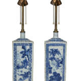A PAIR OF CHINESE BLUE AND WHITE PORCELAIN BOTTLES, MOUNTED AS LAMPS - фото 3