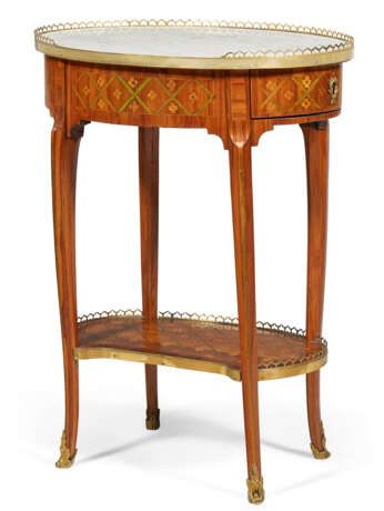 A LATE LOUIS XV ORMOLU-MOUNTED TULIPWOOD AND FLORAL TRELLIS PARQUETRY TABLE EN CHIFFONNIERE - Foto 1