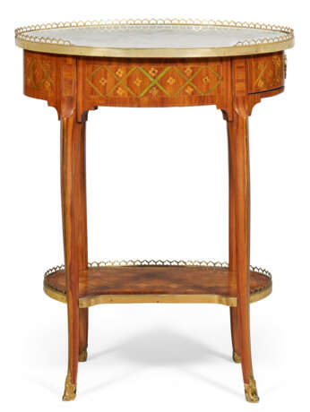 A LATE LOUIS XV ORMOLU-MOUNTED TULIPWOOD AND FLORAL TRELLIS PARQUETRY TABLE EN CHIFFONNIERE - фото 2