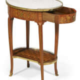 A LATE LOUIS XV ORMOLU-MOUNTED TULIPWOOD AND FLORAL TRELLIS PARQUETRY TABLE EN CHIFFONNIERE - Foto 3