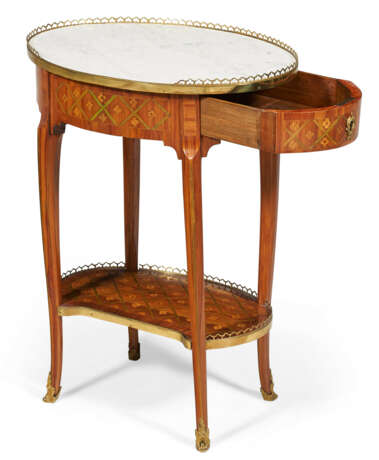 A LATE LOUIS XV ORMOLU-MOUNTED TULIPWOOD AND FLORAL TRELLIS PARQUETRY TABLE EN CHIFFONNIERE - фото 3