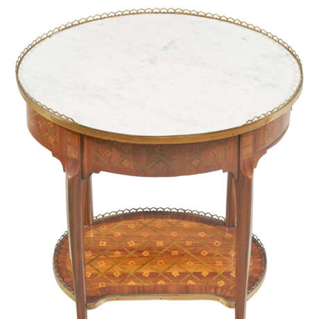 A LATE LOUIS XV ORMOLU-MOUNTED TULIPWOOD AND FLORAL TRELLIS PARQUETRY TABLE EN CHIFFONNIERE - Foto 4
