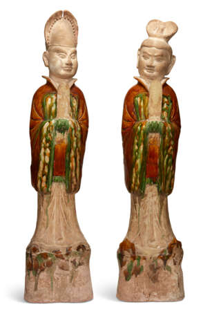 A PAIR OF LARGE CHINESE SANCAI-GLAZED POTTERY FIGURES OF STANDING COURT OFFICIALS - Foto 1