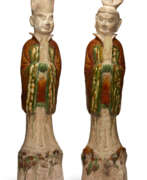 Династия Тан. A PAIR OF LARGE CHINESE SANCAI-GLAZED POTTERY FIGURES OF STANDING COURT OFFICIALS