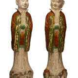 A PAIR OF LARGE CHINESE SANCAI-GLAZED POTTERY FIGURES OF STANDING COURT OFFICIALS - фото 1