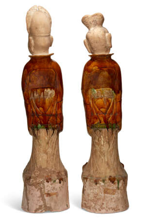 A PAIR OF LARGE CHINESE SANCAI-GLAZED POTTERY FIGURES OF STANDING COURT OFFICIALS - фото 2