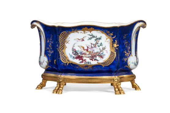 AN ORMOLU-MOUNTED VINCENNES PORCELAIN `BLEU LAPIS` FLOWER VASE (CUVETTE A FLEURS `ROUSSEL`) - Foto 1