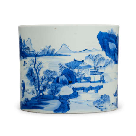 A CHINESE BLUE AND WHITE PORCELAIN BRUSHPOT - фото 2
