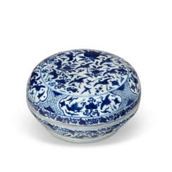 A CHINESE BLUE AND WHITE PORCELAIN CIRCULAR BOX AND COVER
