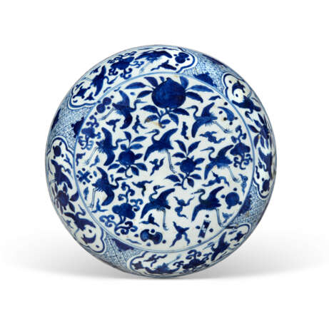 A CHINESE BLUE AND WHITE PORCELAIN CIRCULAR BOX AND COVER - photo 2
