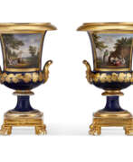 Ампир. A PAIR OF PARIS PORCELAIN COBALT BLUE AND GOLD GROUND CAMPANA VASES
