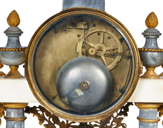 A LATE LOUIS XVI ORMOLU BLEU TURQUIN AND WHITE MARBLE MANTEL CLOCK - photo 5