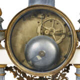 A LATE LOUIS XVI ORMOLU BLEU TURQUIN AND WHITE MARBLE MANTEL CLOCK - Foto 5