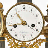 A LATE LOUIS XVI ORMOLU BLEU TURQUIN AND WHITE MARBLE MANTEL CLOCK - Foto 6