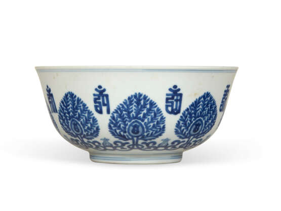 A CHINESE BLUE AND WHITE PORCELAIN BOWL - photo 1