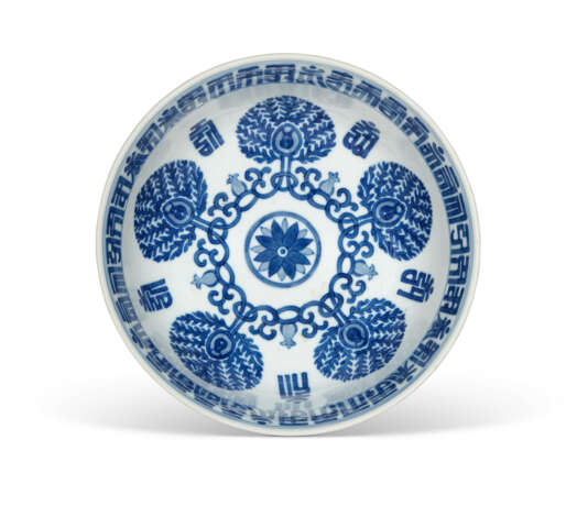 A CHINESE BLUE AND WHITE PORCELAIN BOWL - фото 2