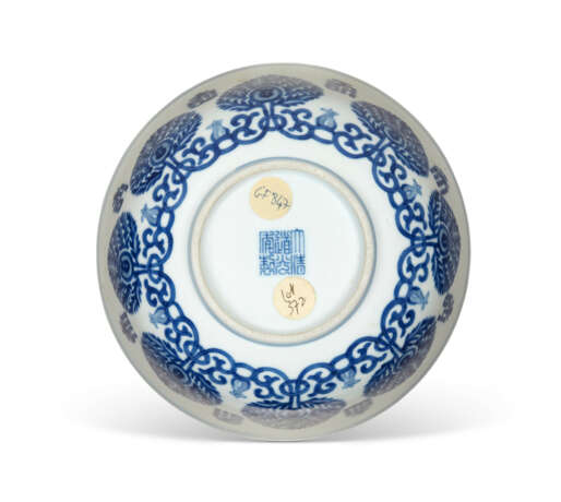 A CHINESE BLUE AND WHITE PORCELAIN BOWL - фото 3