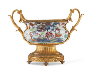 AN ORMOLU-MOUNTED CHINESE EXPORT PORCELAIN &#39; PSEUDO TOBACCO LEAF&#39; CENTERPIECE