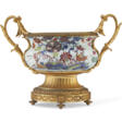 AN ORMOLU-MOUNTED CHINESE EXPORT PORCELAIN &#39; PSEUDO TOBACCO LEAF&#39; CENTERPIECE - Auction archive