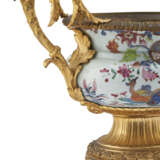 AN ORMOLU-MOUNTED CHINESE EXPORT PORCELAIN ` PSEUDO TOBACCO LEAF` CENTERPIECE - фото 2