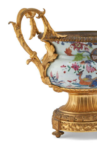 AN ORMOLU-MOUNTED CHINESE EXPORT PORCELAIN ` PSEUDO TOBACCO LEAF` CENTERPIECE - Foto 2