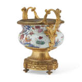 AN ORMOLU-MOUNTED CHINESE EXPORT PORCELAIN ` PSEUDO TOBACCO LEAF` CENTERPIECE - Foto 3