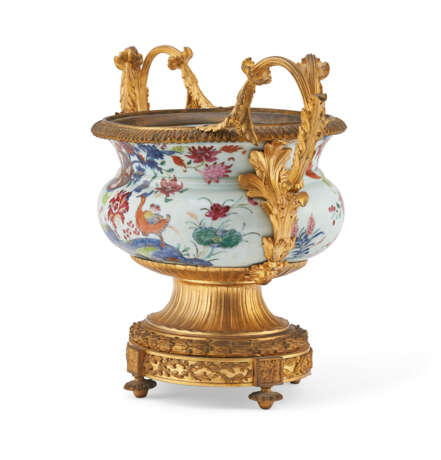 AN ORMOLU-MOUNTED CHINESE EXPORT PORCELAIN ` PSEUDO TOBACCO LEAF` CENTERPIECE - Foto 3